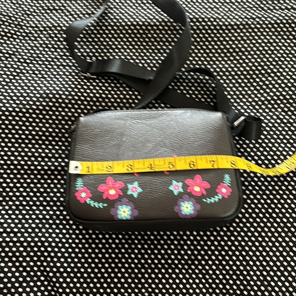 New without tags. Super adorable Encanto crossbody bag - Picture 3 of 8